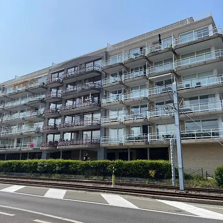 Sunlit Near アパート *