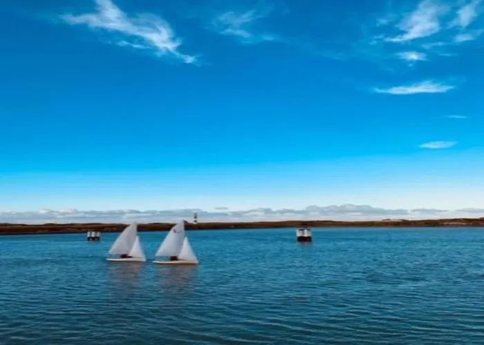 Διαμέρισμα Sunlit Near *